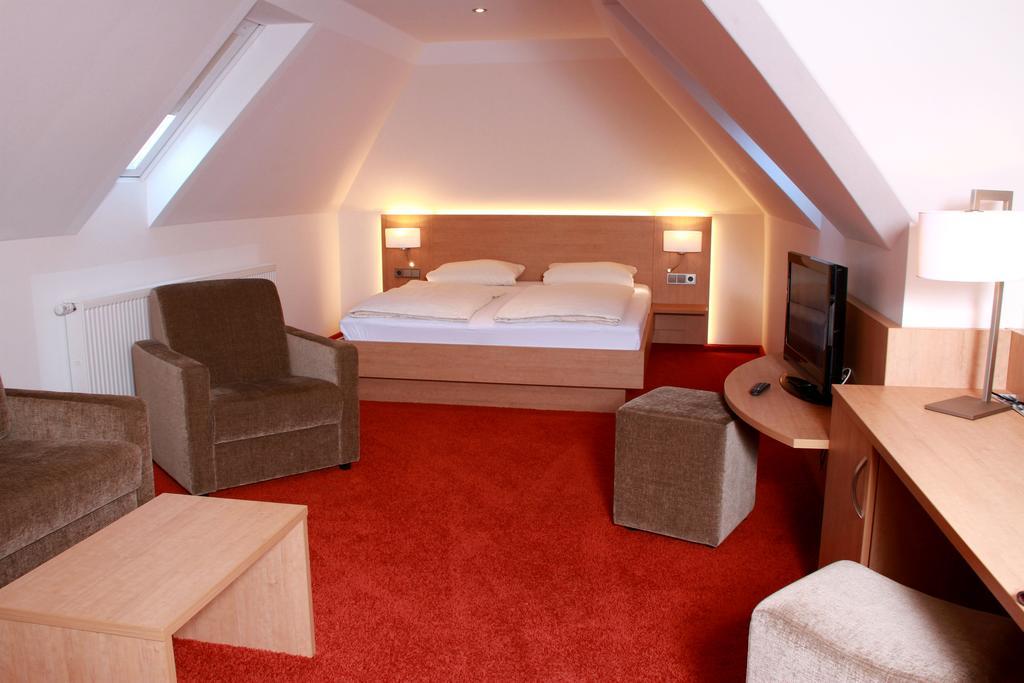 Hotel Goldenes Fass In Rothenburg Ob Der Tauber Bagian luar foto