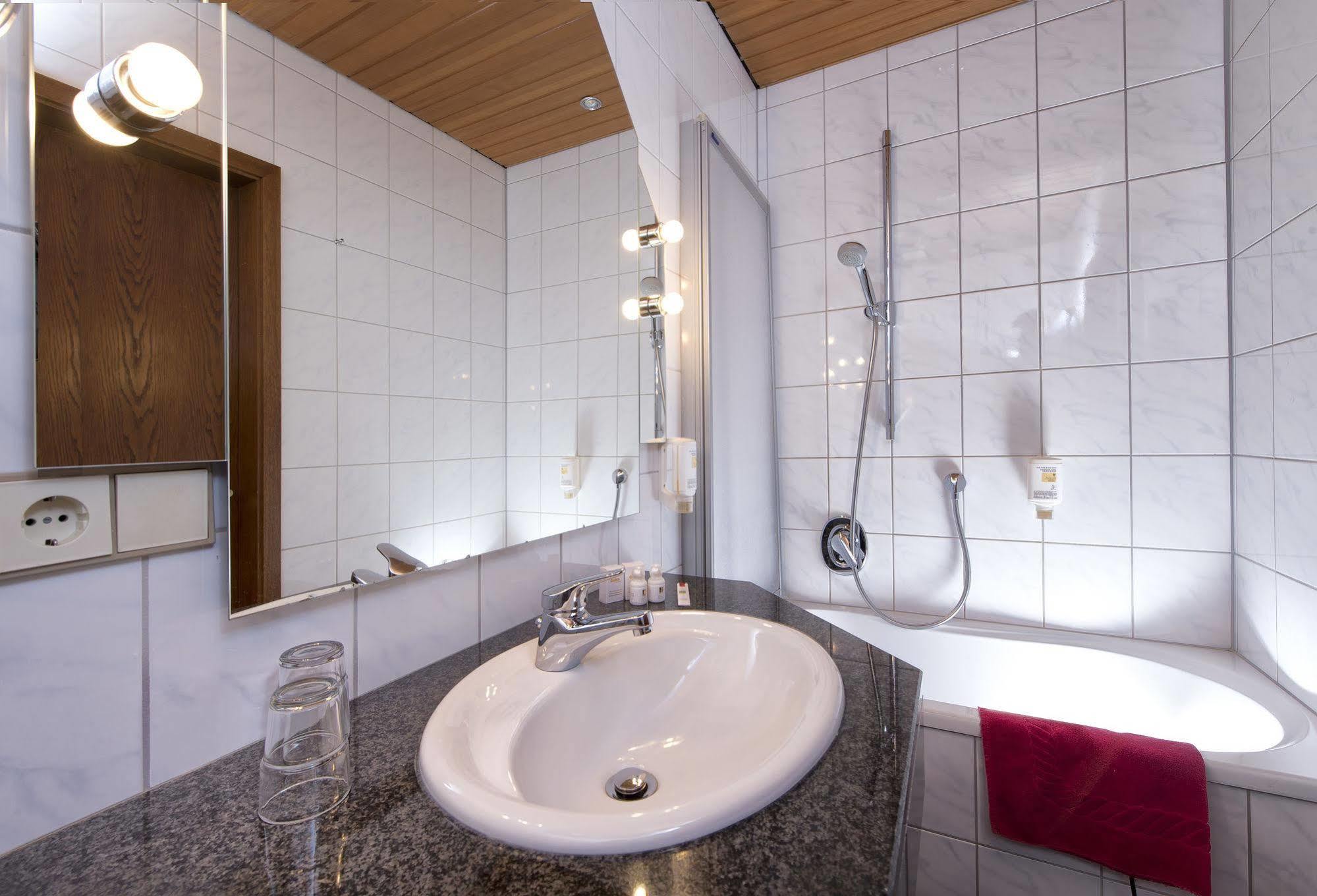 Hotel Goldenes Fass In Rothenburg Ob Der Tauber Bagian luar foto